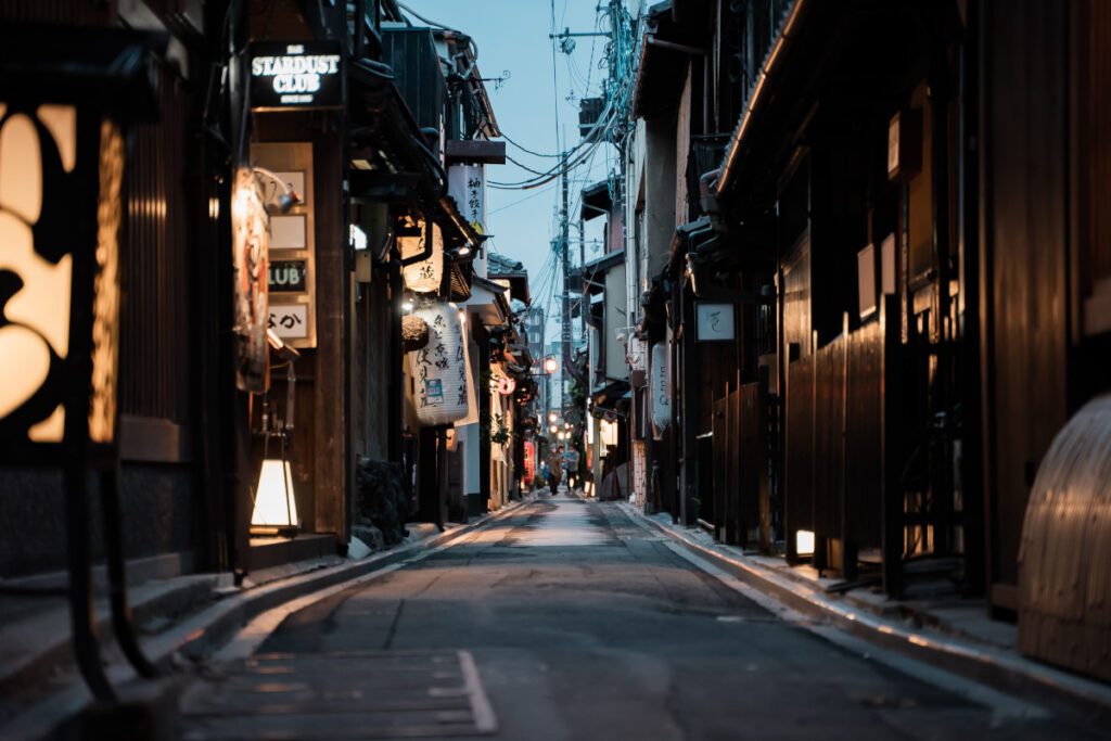 Exploring Kyoto's Iconic Traditional Dining Area in Pontocho Alley