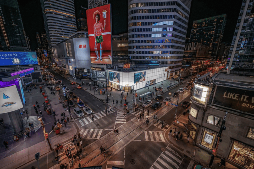 night in toronto_dundas square