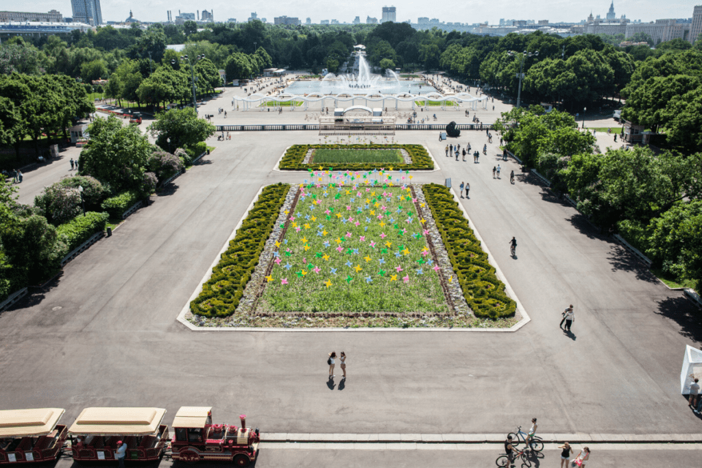 gorky park at night - enterance