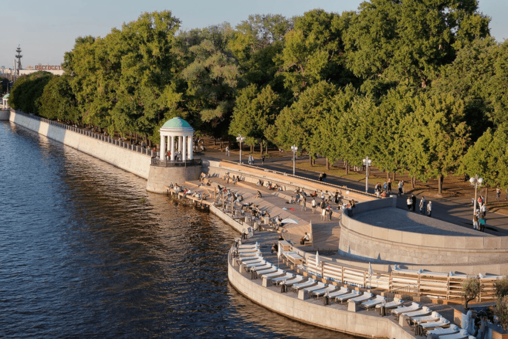 gorky park at night - river side